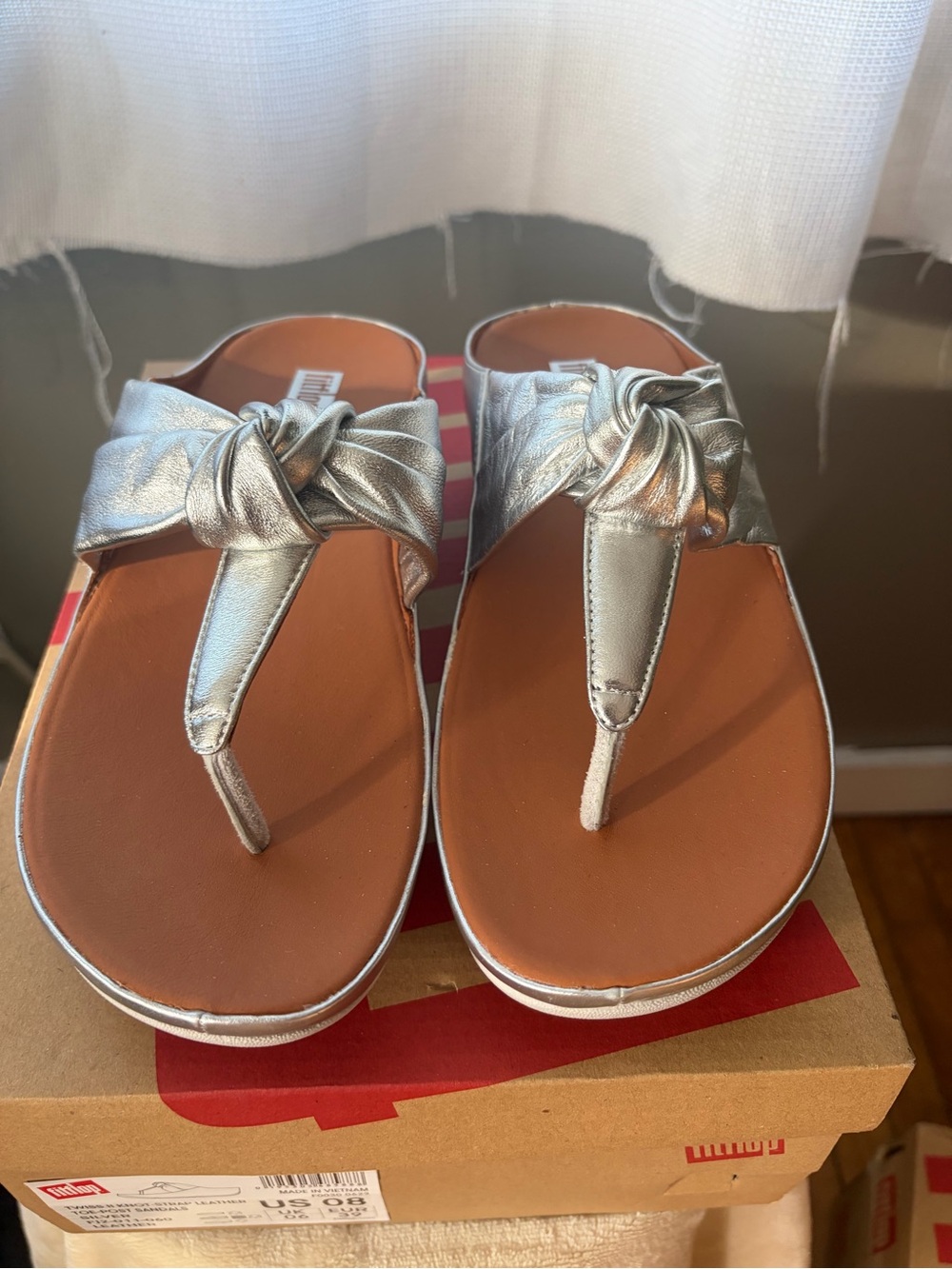 NIB FitFlop Twiss II knot-strap leather toe-post sandals in silver
